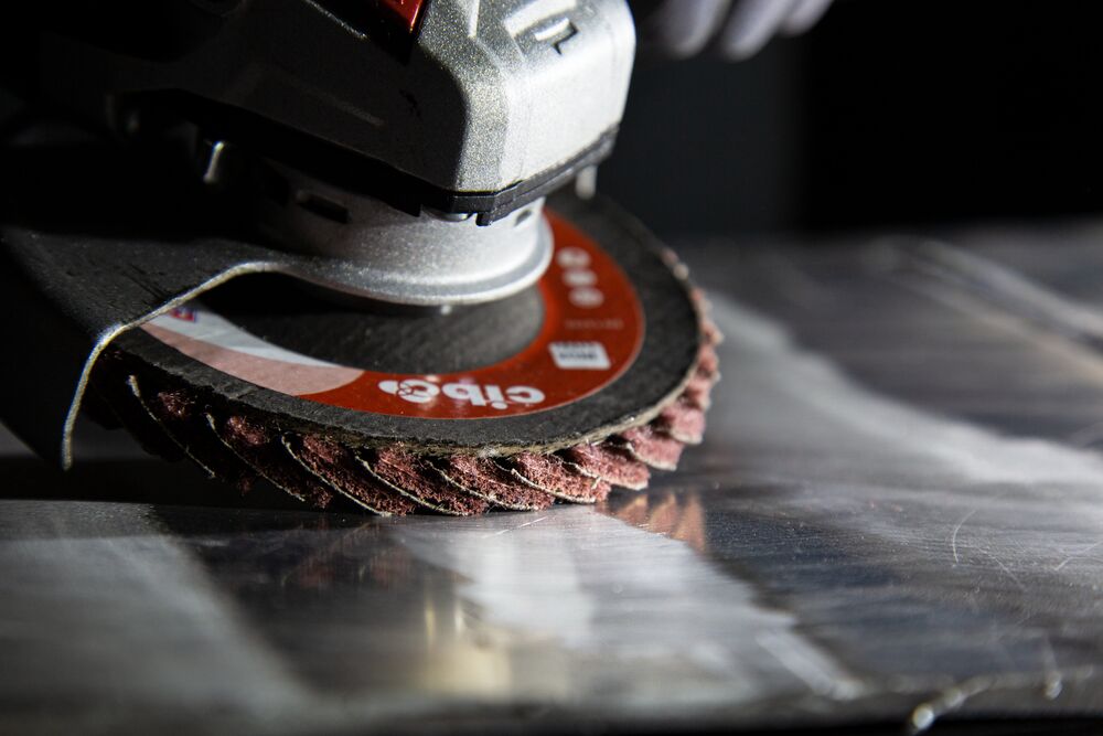 Cibo RCD flap disc grinding and finishing a metal surface